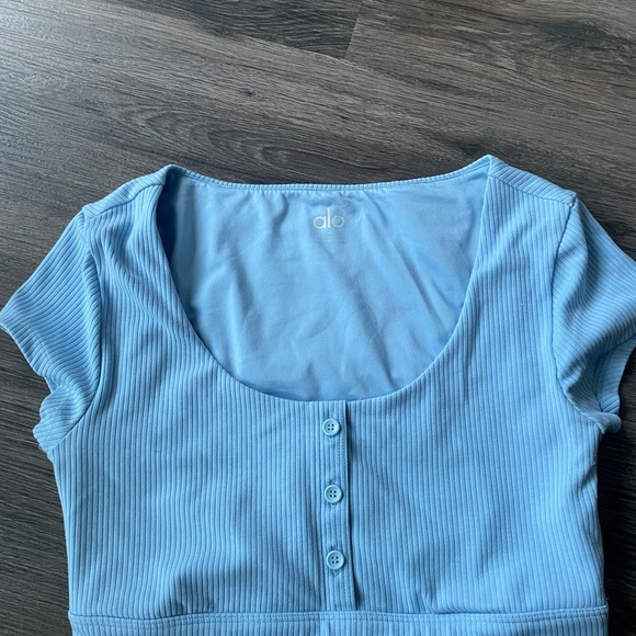 ALO Yoga Light Blue Crop Top - Picture 2 of 4